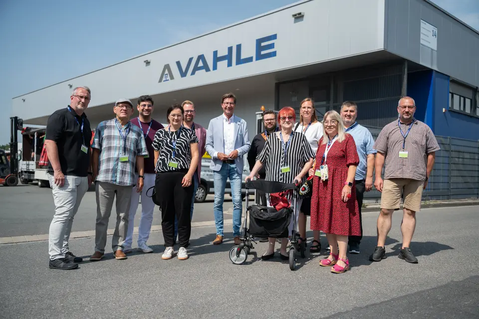 The Kamen SPD parliamentary group visits VAHLE as part of a company tour and gains an insight into current production as well as information about the 60 million euro VAHLE Campus construction project. (Photo: VAHLE)