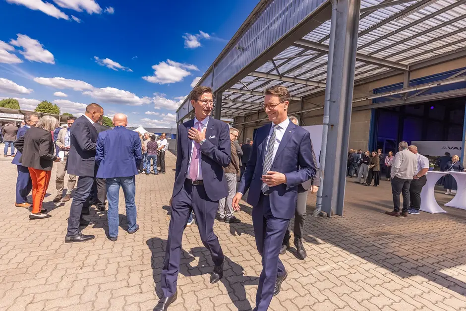 CEO Achim Dries mit Ministerpräsident Hendrik Wüst