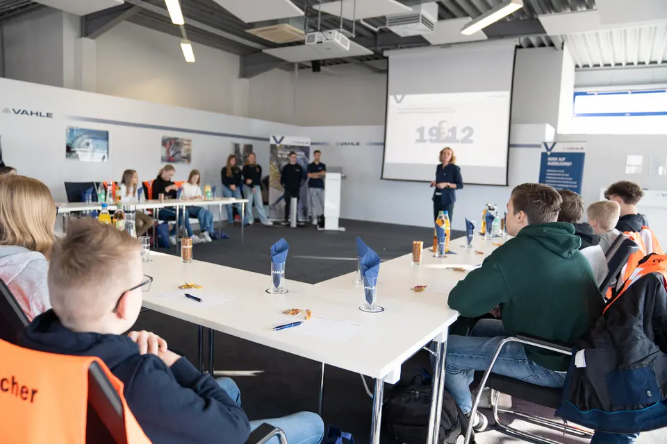 Ausbildungsleiterin Kathrina Adelsberger und das Azubi-Team begrüßen die Schülerinnen und Schüler beim Girls' & Boys' Day.