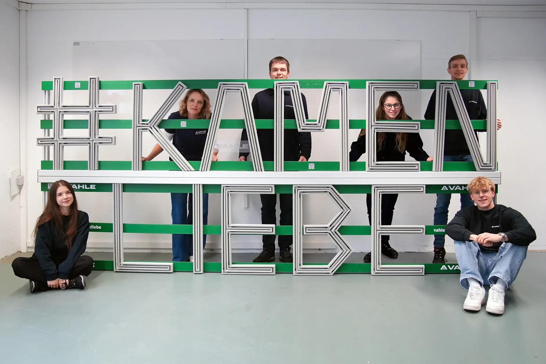 Das Team aus Azubis und Ausbildern mit ihrem #kamenliebe-Schriftzug
