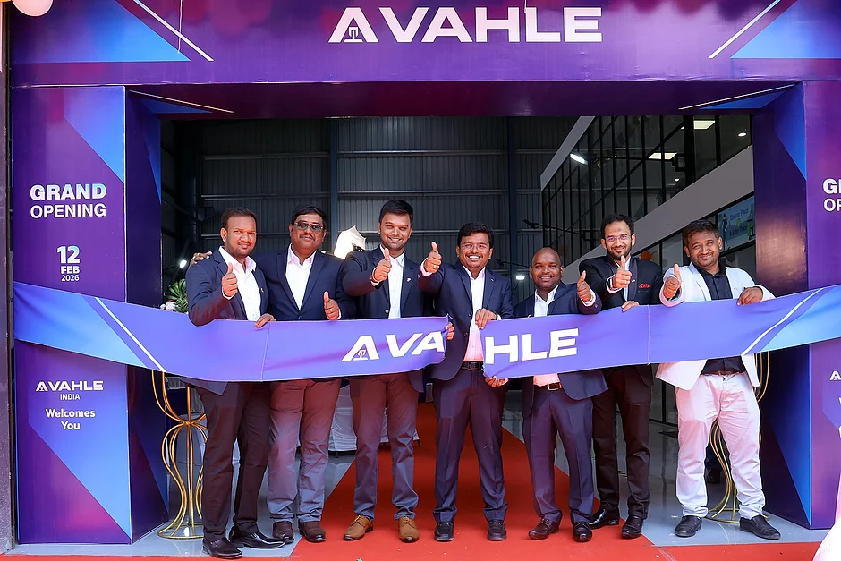 Das Team von VAHLE India steht vor dem neuen Firmengebäude in Chennai anlässlich der Eröffnung.