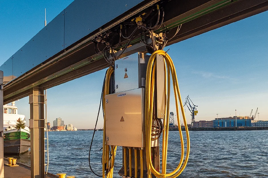 Der verfahrbare Wagen ermöglicht dank VAHLE Stromschienensystem flexiblen Anschluss an die jeweilige Fähre.