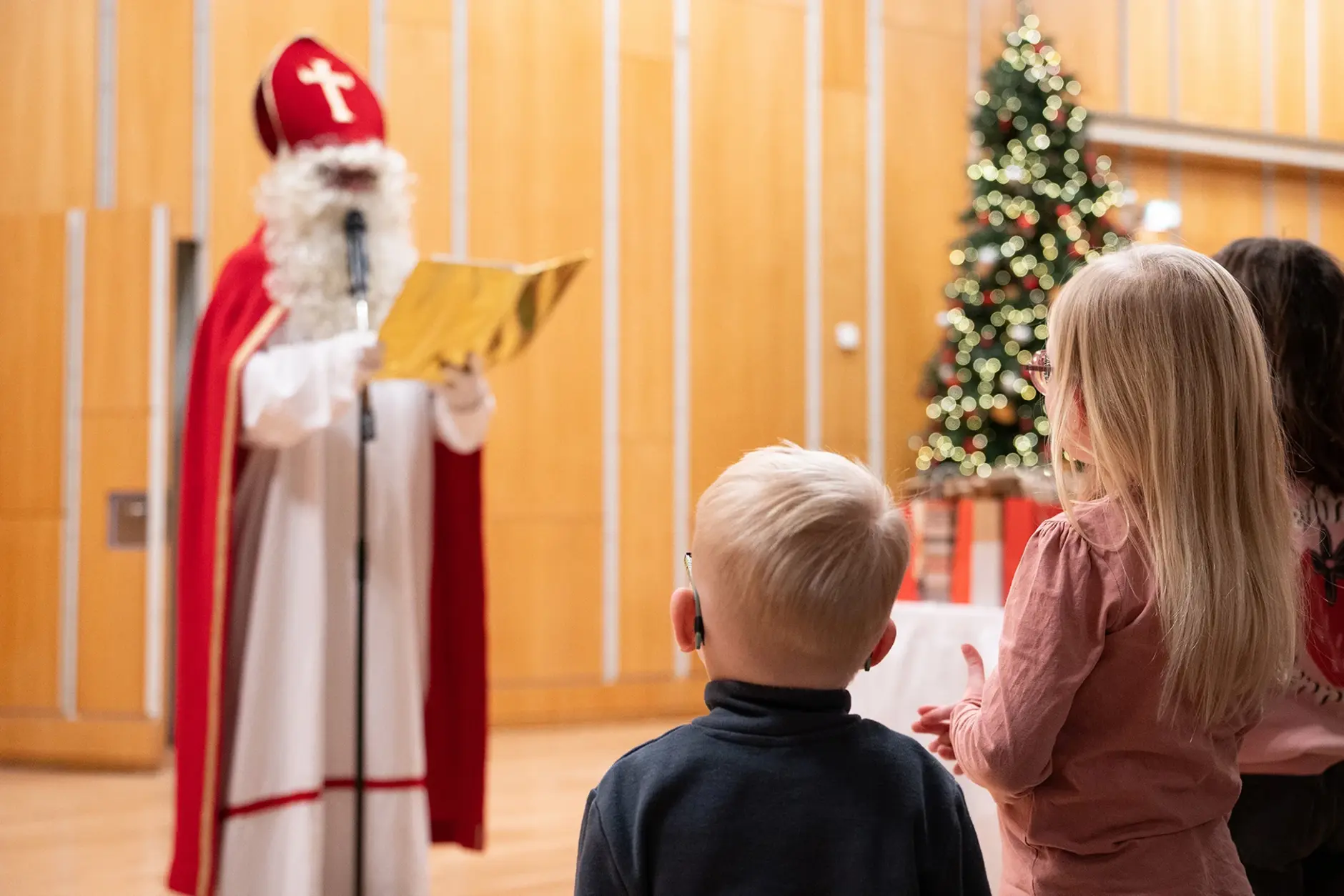 Les enfants de VAHLE se réjouissent de la visite de Saint-Nicolas