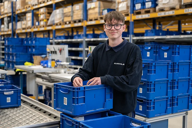 VAHLE trainee in logistics training