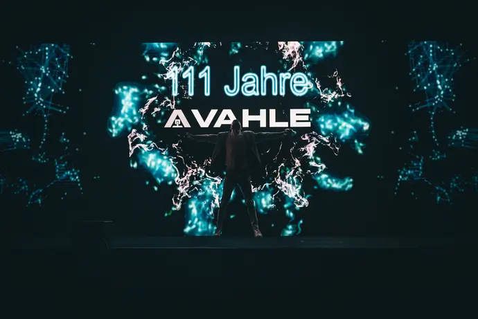 Experience the future of energy and data transmission: VAHLE konkret 2023 - the company magazine. Dive in and discover the latest projects, innovations and exciting insights into everything that moves, communicates and electrifies.