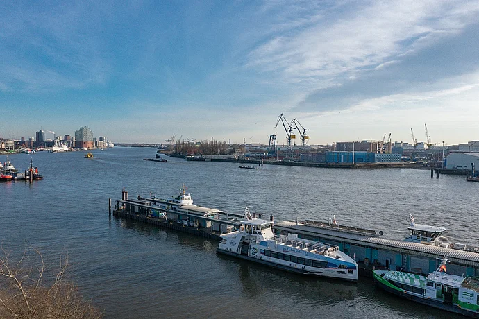 Der HADAG-Fähranleger wird dank VAHLE mit Landstrom versorgt.