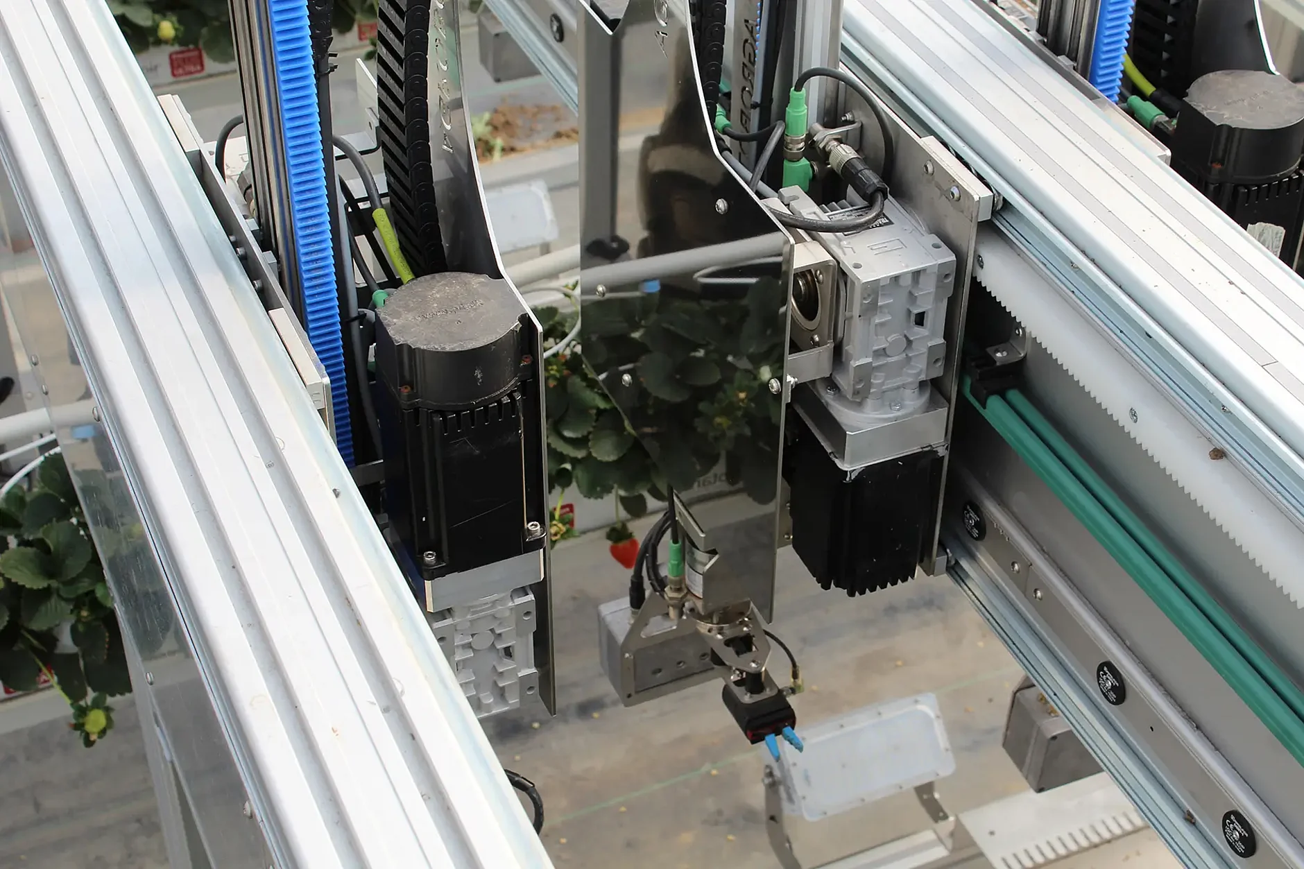 Le rail conducteur VAHLE U10 alimente l'AGROBOT en énergie.