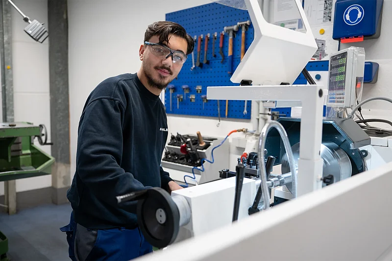 VAHLE apprentice in technical training