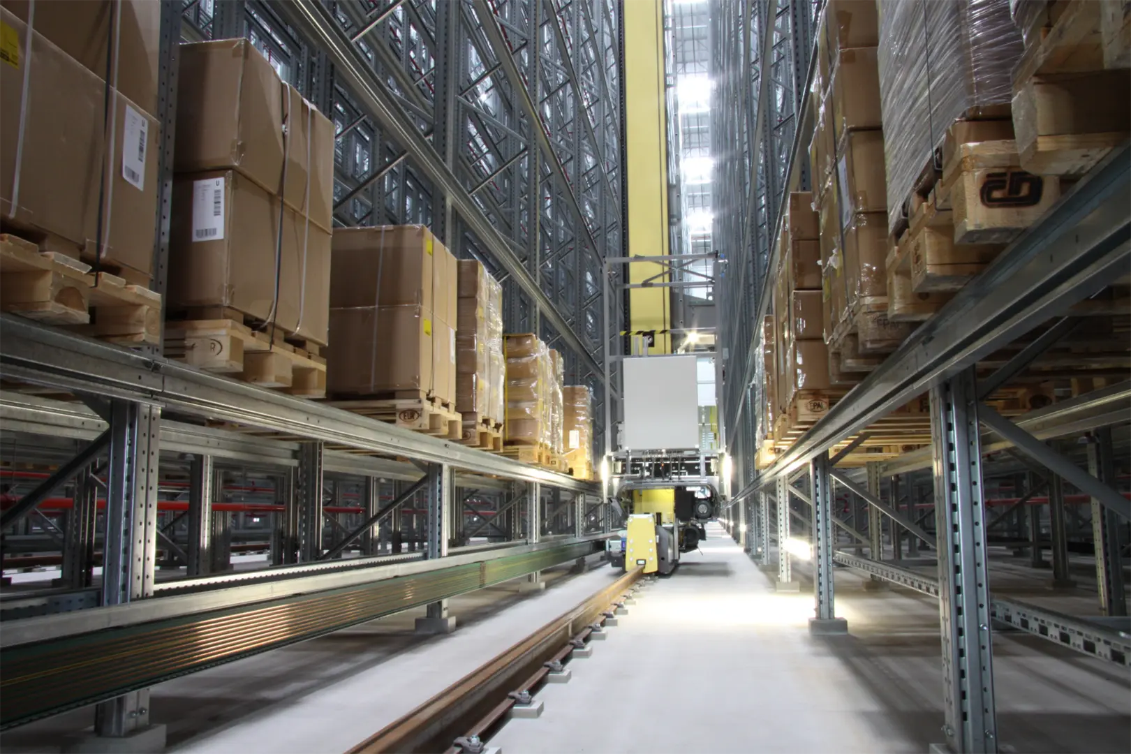VAHLE storage and retrieval machine (SRM) Ikea from Intralogistics VAHLE storage and retrieval machine (SRM) Ikea from Intralogistics